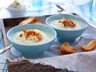 Рецепта Крем супа от карфиол, целина, сметана, синьо сирене и бекон